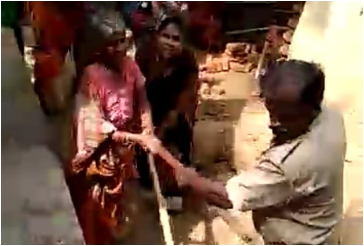 Prayagraj women beats police inspector for their behaviour