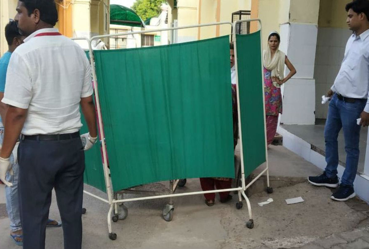 Woman delivers outside hospital at District Hospital Agra