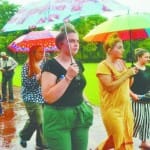 ताजमहल पर बारिश के दौरान विदेशी सैलानी