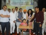 दिव्यांगों को सहायक उपकरण प्रदान करते हुए।