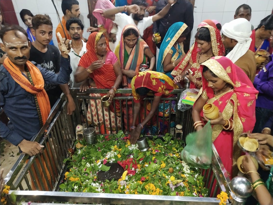 On the last Monday of Sawan, crowds gathered in the pagoda
