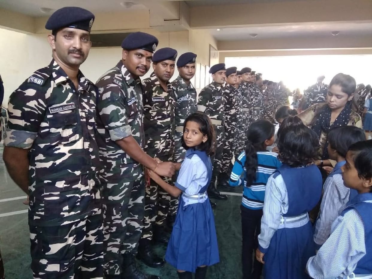 Girl students tied defense thread to soldiers