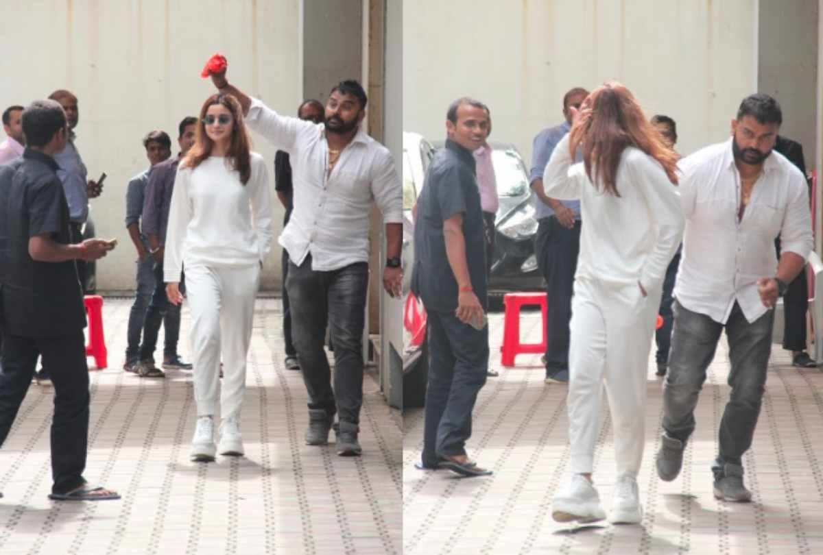 alia bhatt take selfie with security guard video viral
