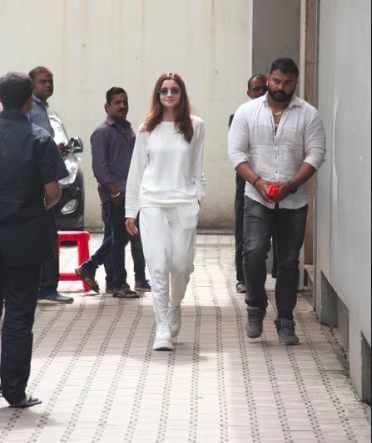 alia bhatt take selfie with security guard video viral