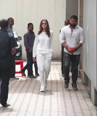 alia bhatt take selfie with security guard video viral