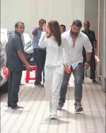 alia bhatt take selfie with security guard video viral