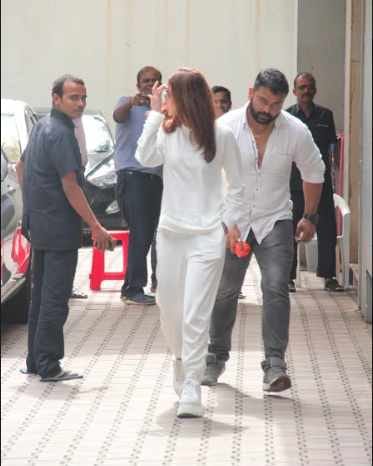 alia bhatt take selfie with security guard video viral