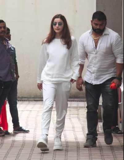 alia bhatt take selfie with security guard video viral
