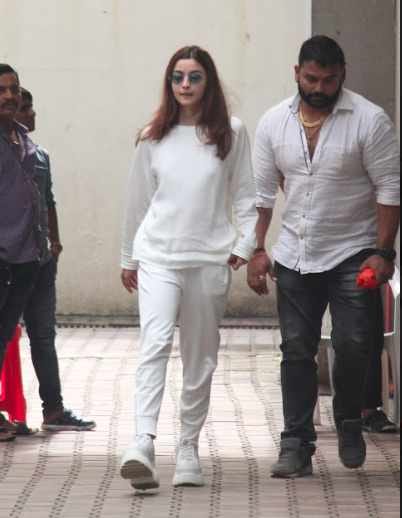 alia bhatt take selfie with security guard video viral