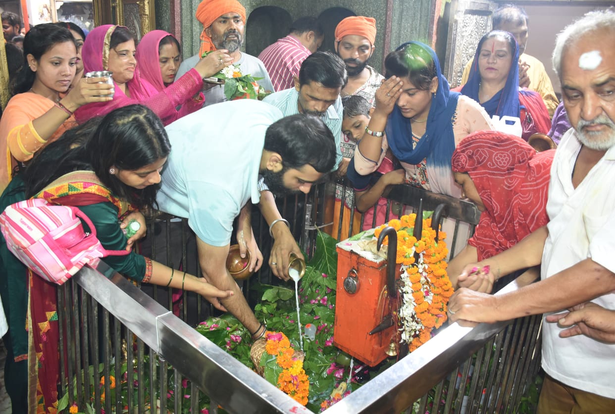 Jlabhishek to lord shiv on last monday of shravan month