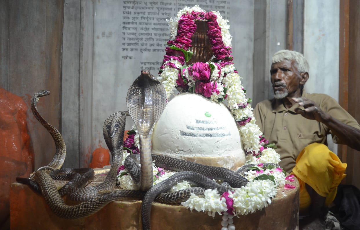 Baba's ablution in the midst of cheer