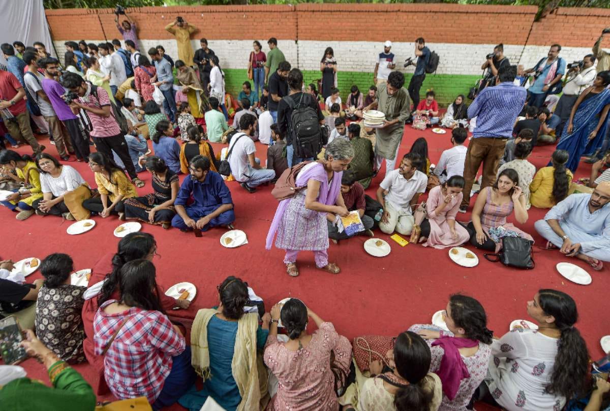 article 370 abrogated bakrid 2019 kashmiri people celebrate in delhi teary eyes shows this concern