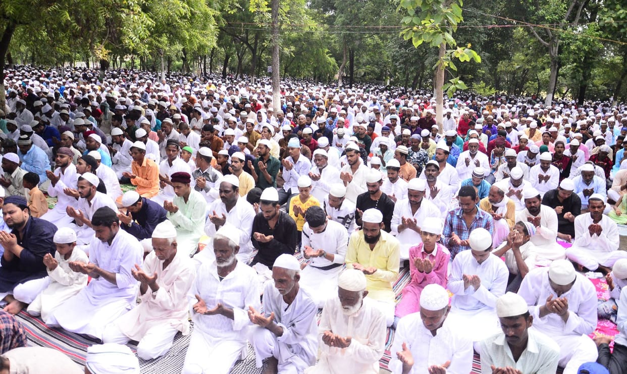 Thousands of hands rose for the prosperity of the country