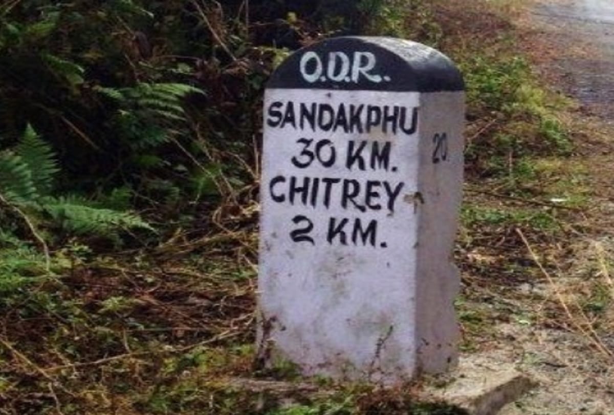 know about different colours of mile stones colour code in india
