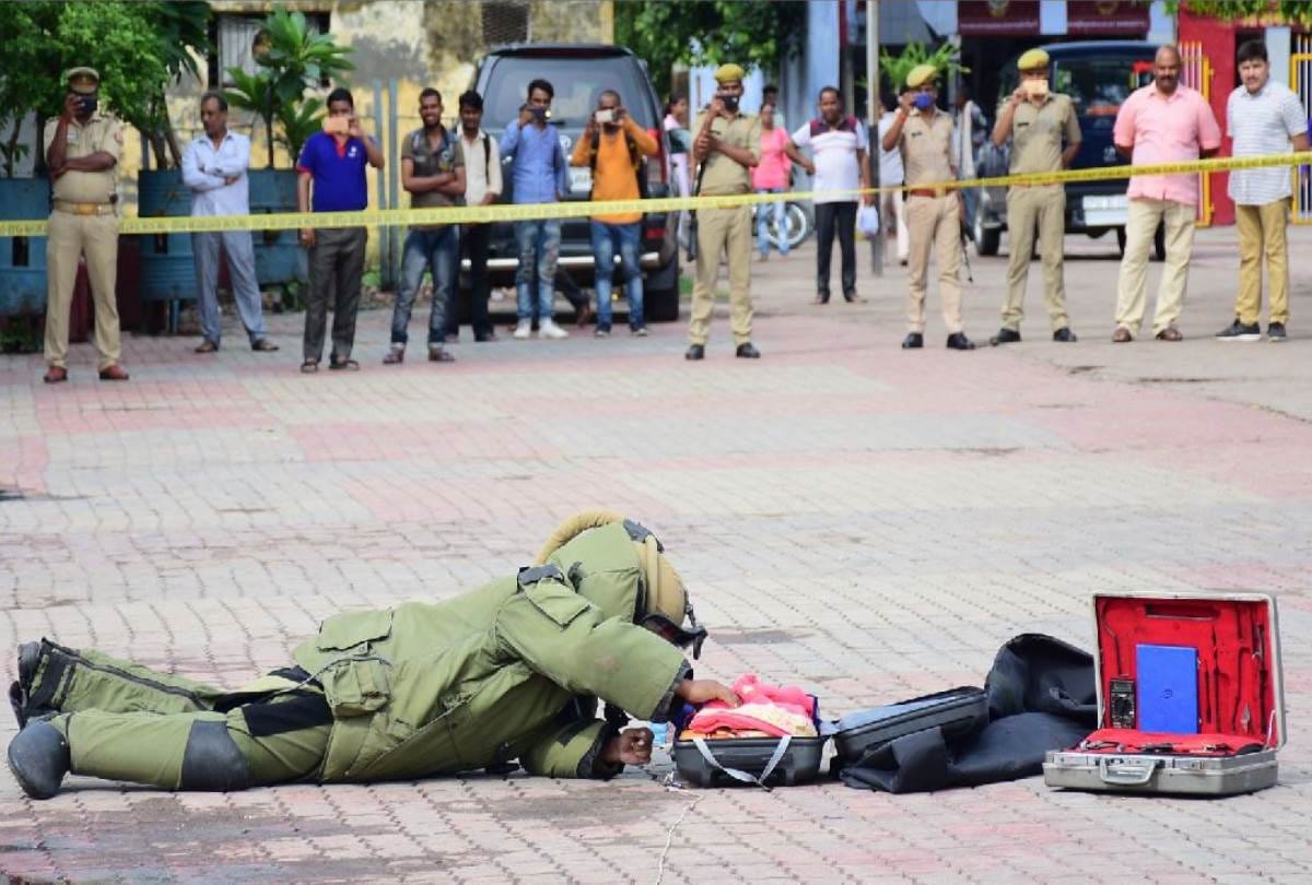 suspected bag found at barabanki railway station, bomb defusal squad called up