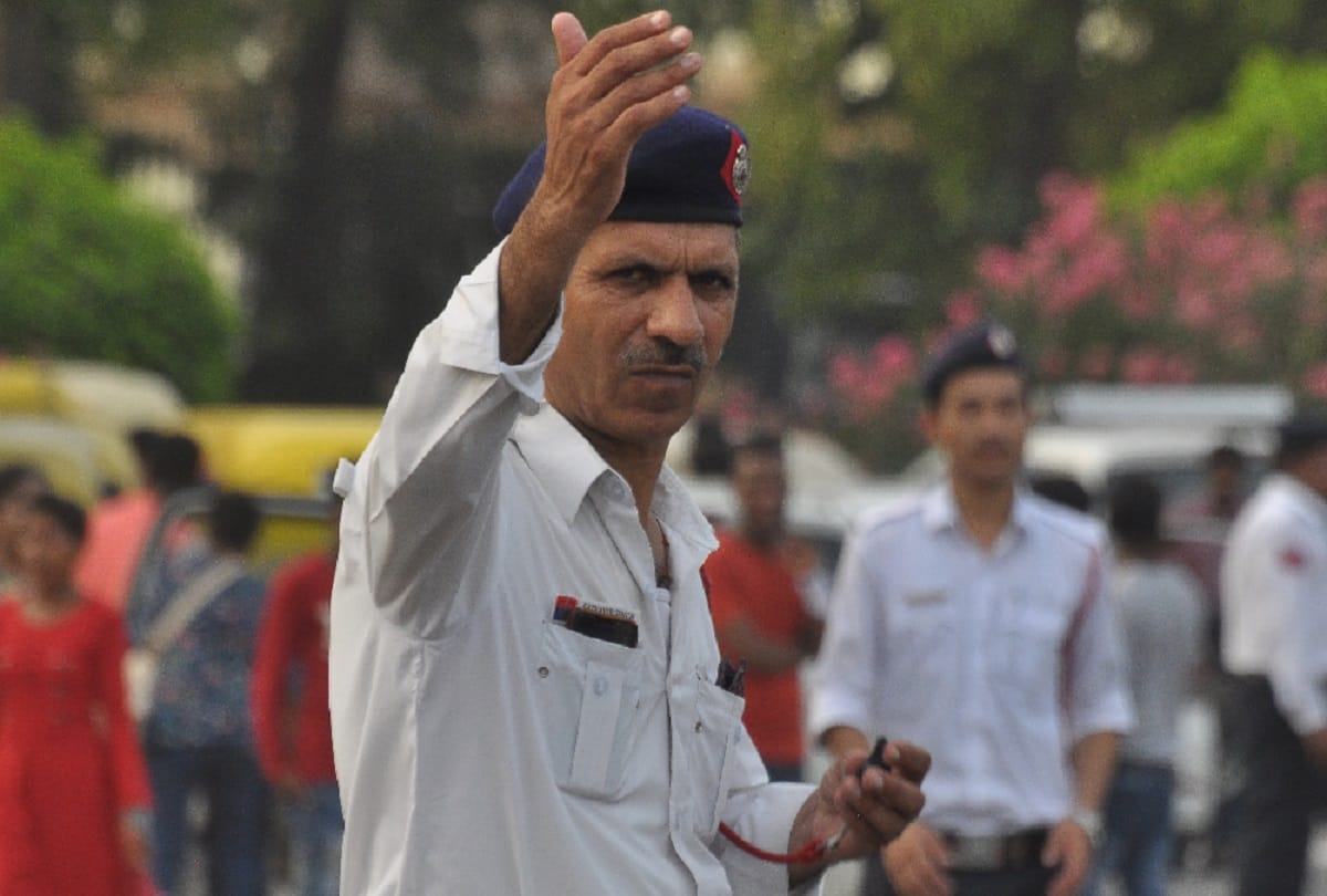 Delhi traffic police cuts 19591 challans of e rikshaws in 10 months according