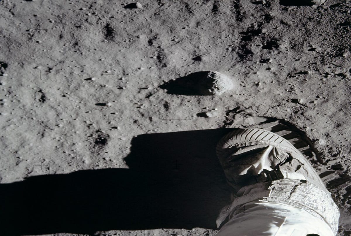 Facts about moon why the footprints of a human do not disappear on the moon