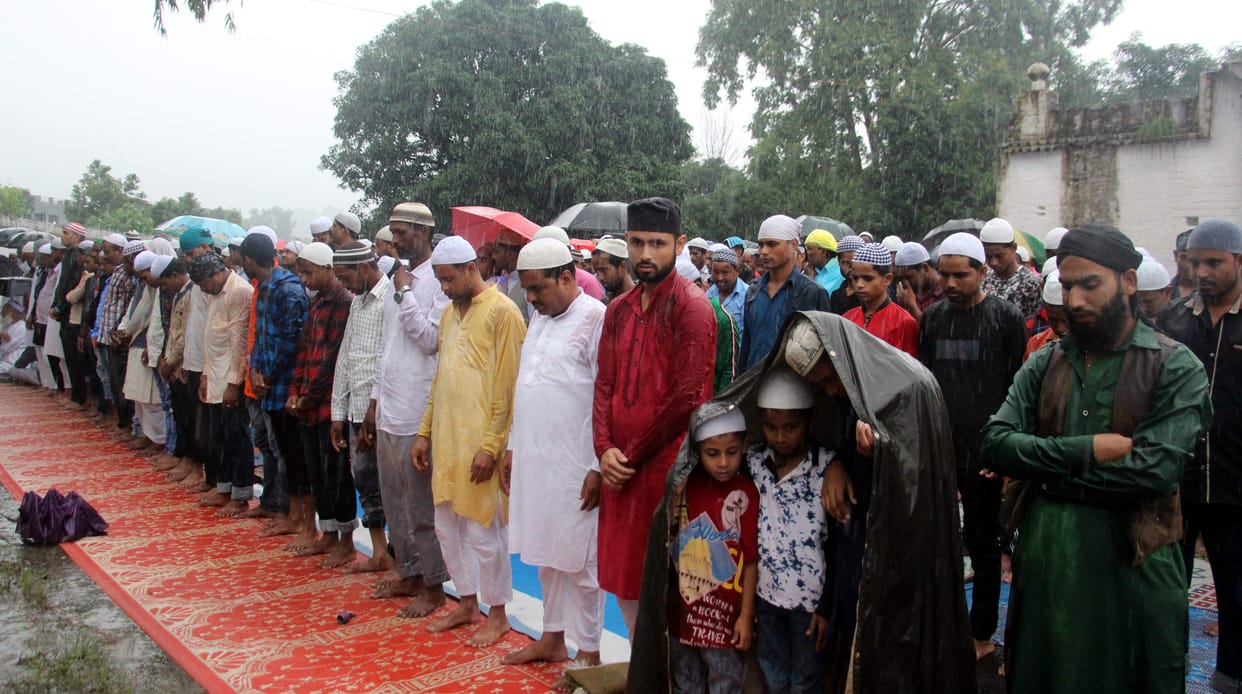 Thousands of heads bowed in the harbor of Allah