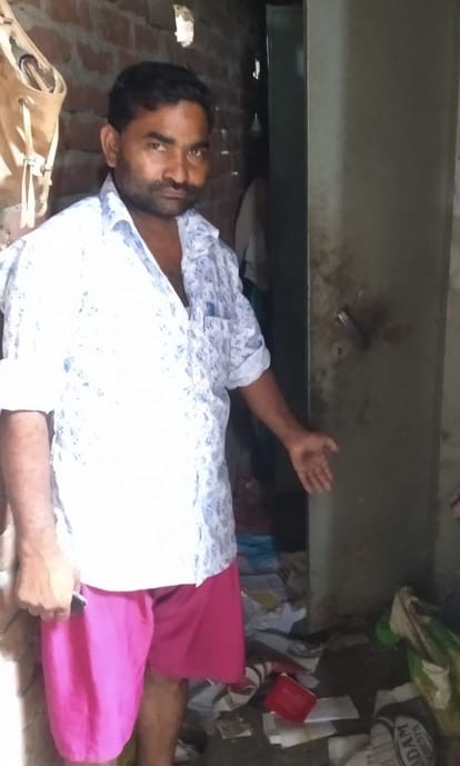 मकान में हुई चोरी की जानकारी देता पीड़ित