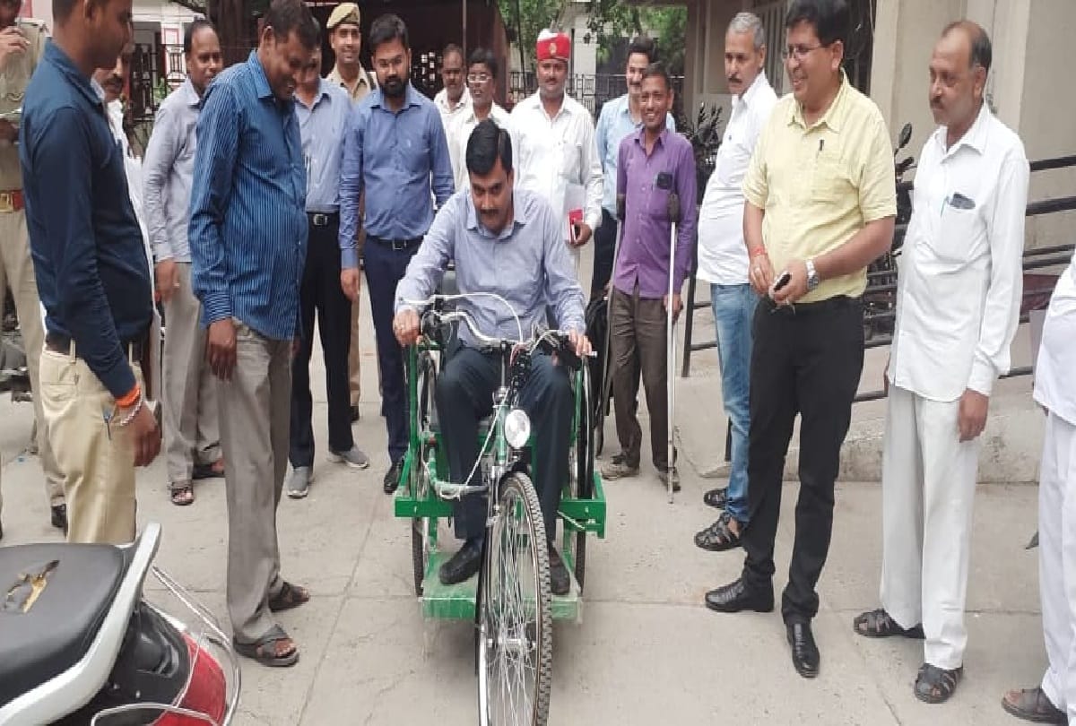 DM gave E-tri cycle to Disabled and drove himself, Shahjahanpur, UP