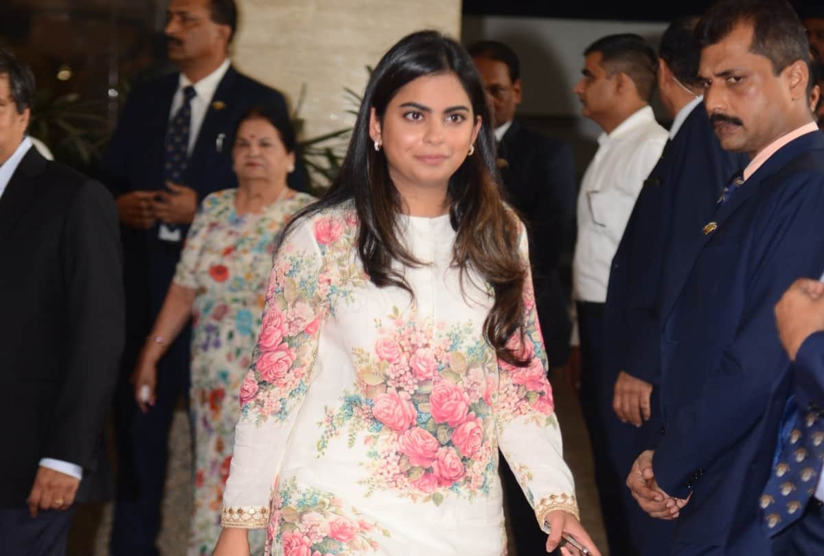 mukesh ambani and nita ambani with family in reliance agm meeting