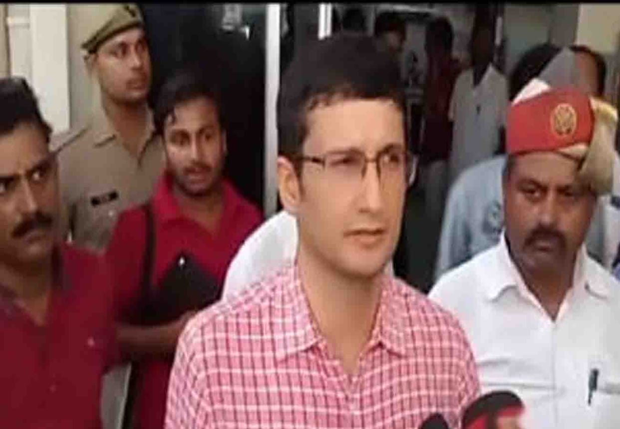 clerk accused issuing of fake weapon license committed suicide in kanpur