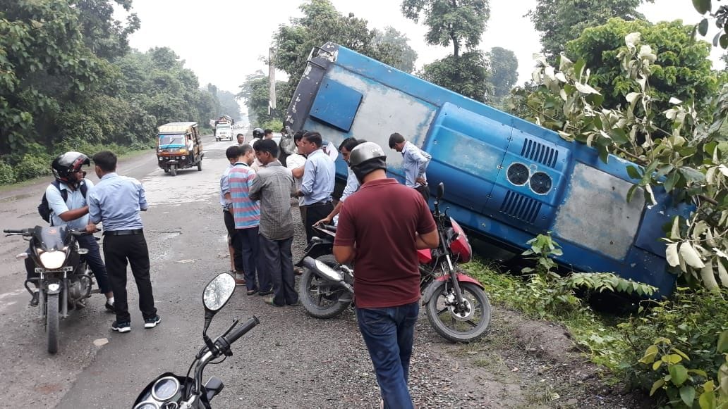 Bus carrying employees of Parle factory overturned