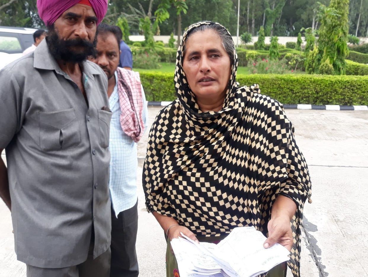 accused's mother falling in feets to save his son in matter of slaping MLA Santosh sarwan