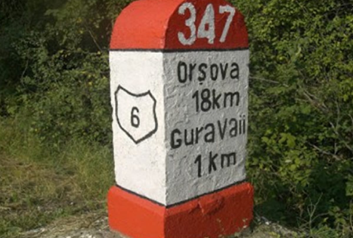 know about different colours of mile stones colour code in india