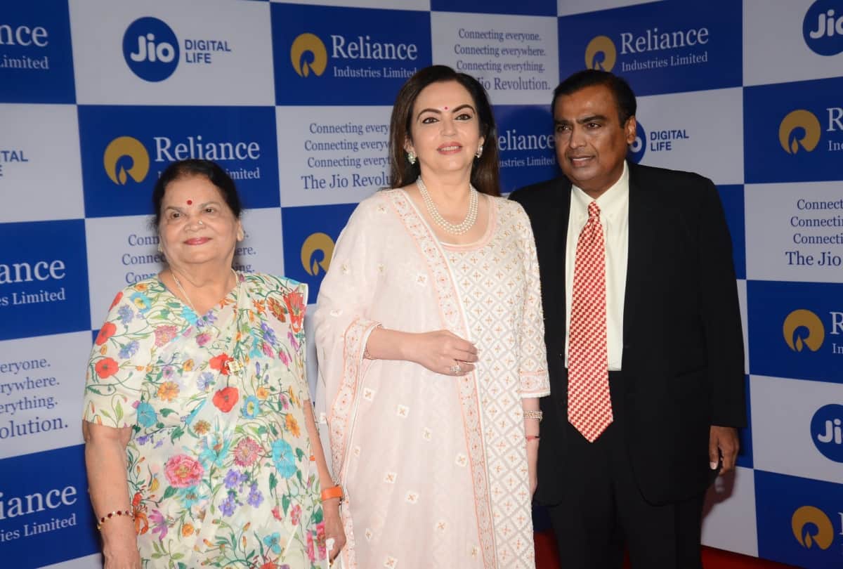 mukesh ambani and nita ambani with family in reliance agm meeting