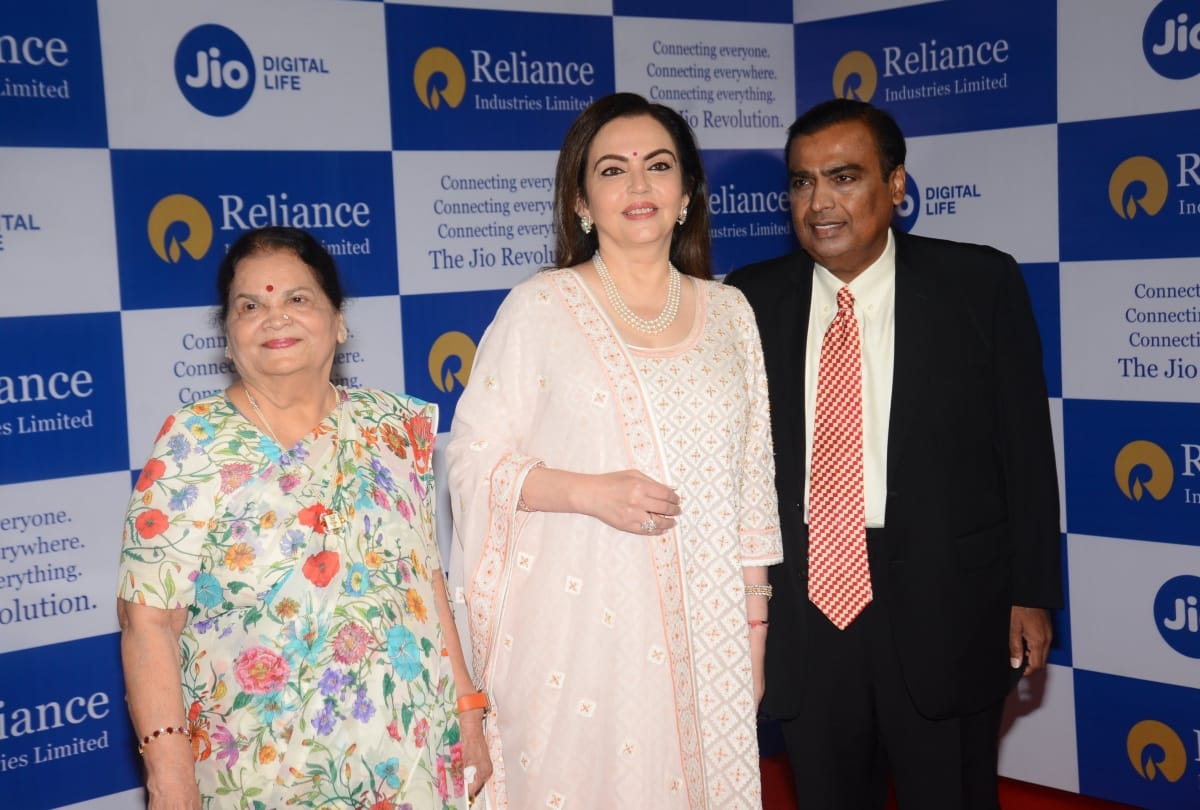 mukesh ambani and nita ambani with family in reliance agm meeting