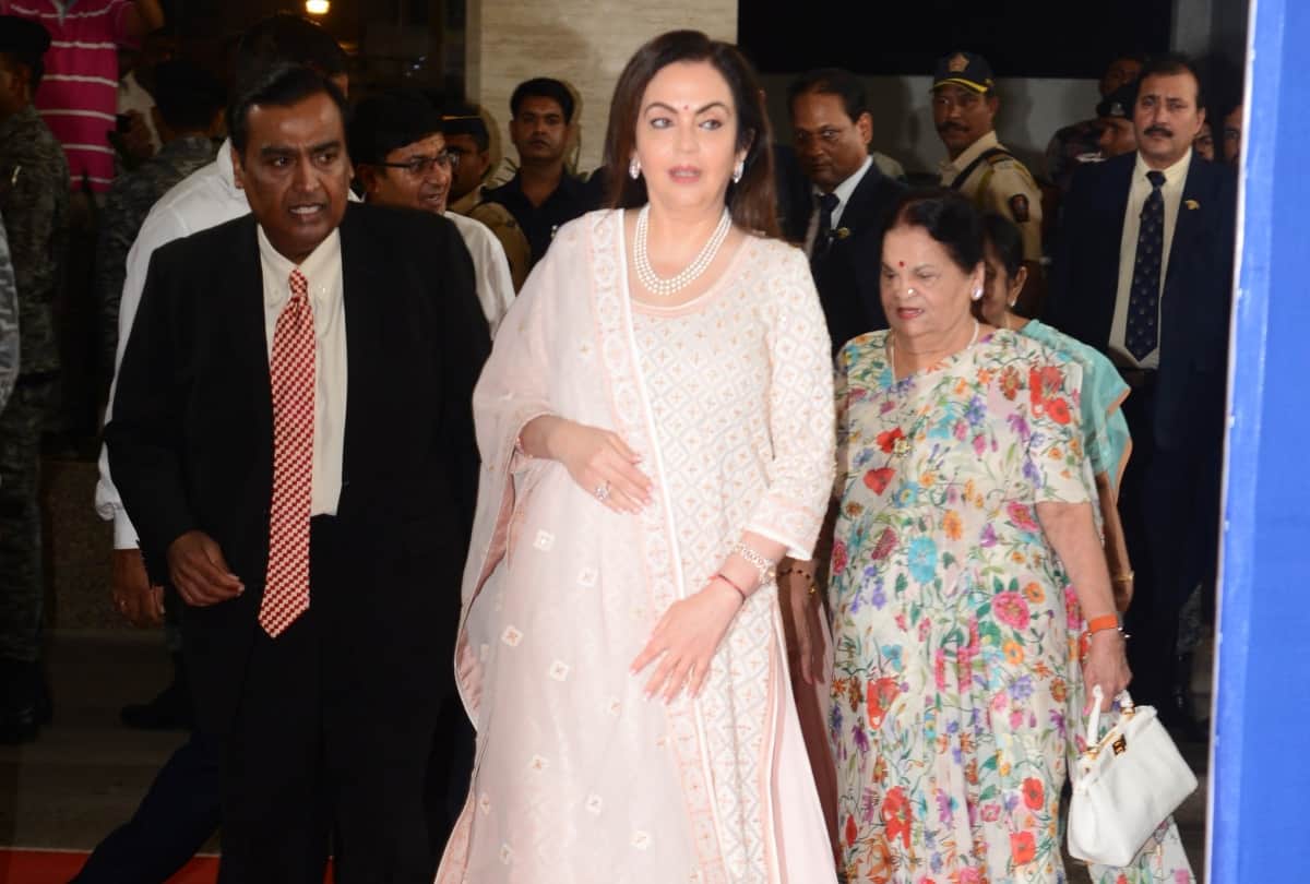 Bollywood News: Shloka Mehta pose with Nita Ambani at an Event