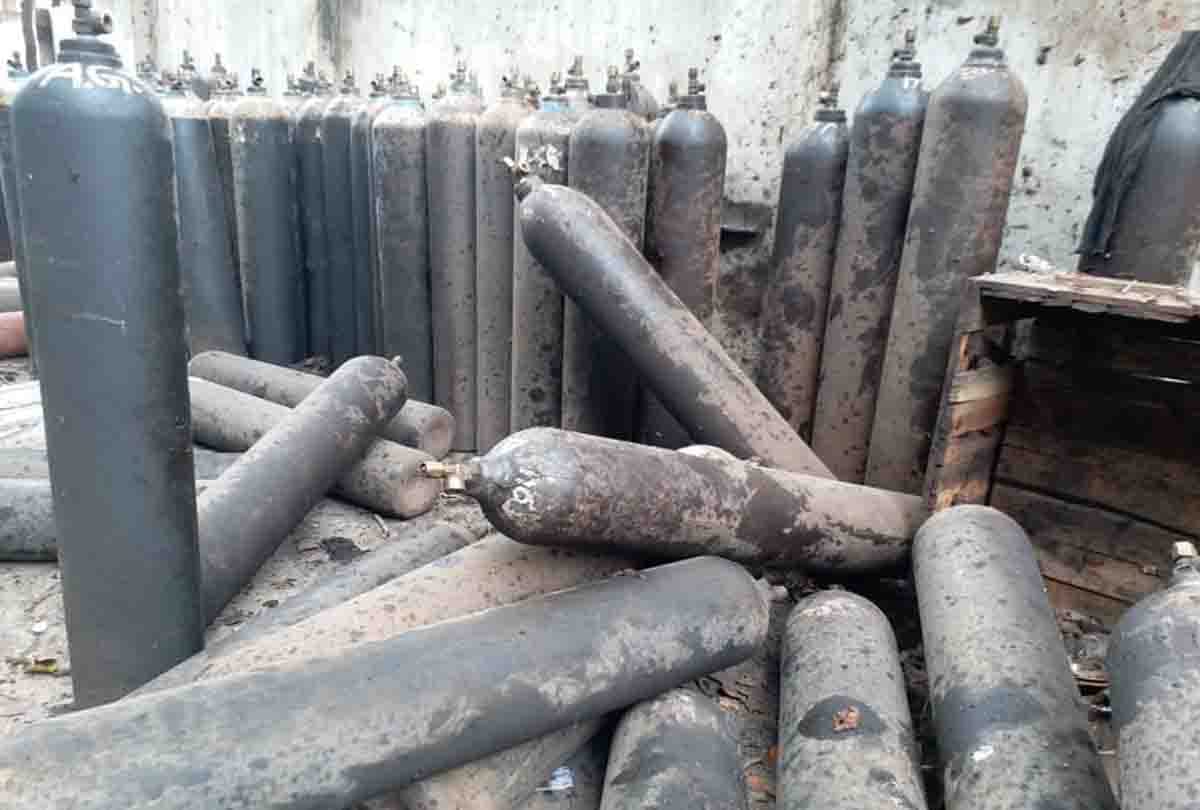 oxygen cylinder blast in factory who made vande bharat express coach