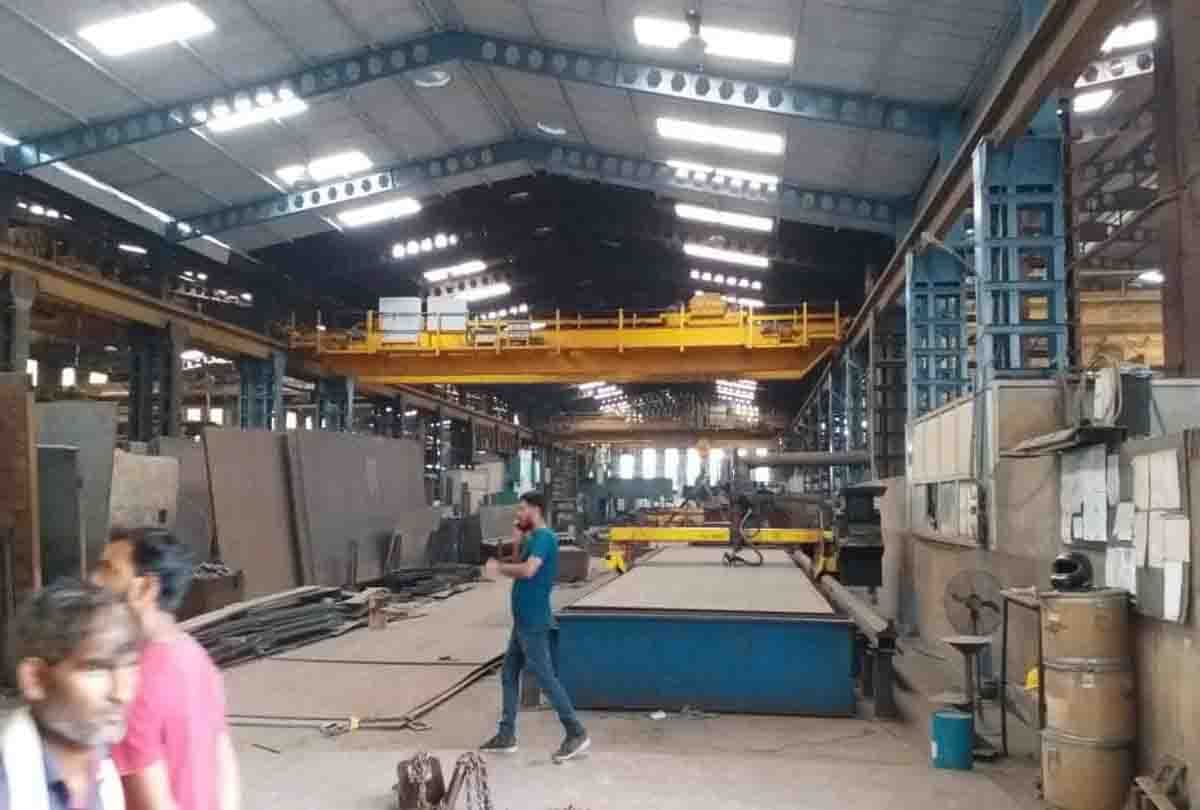 oxygen cylinder blast in factory who made vande bharat express coach