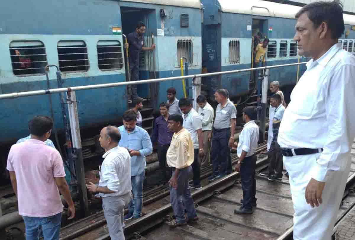 fire in gorakhpur panvel express, train stop at station for 30 minutes