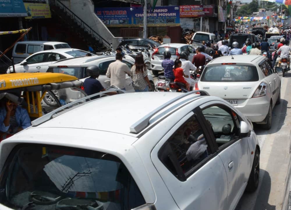 tapkeshwar mahadev shobha yatra dehradun public stuck in heavy jam