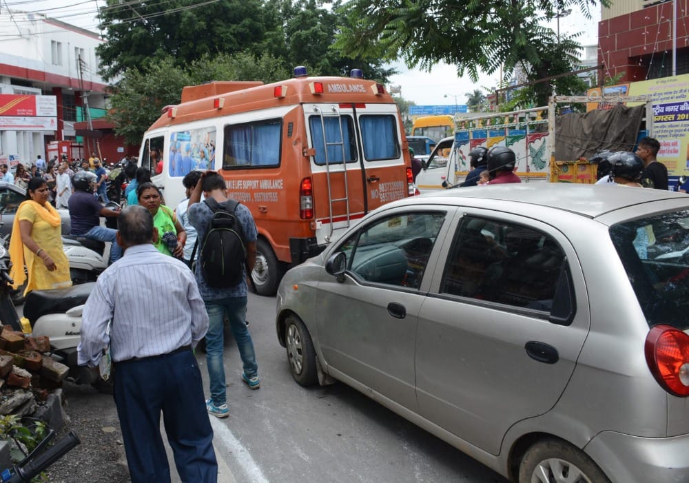 tapkeshwar mahadev shobha yatra dehradun public stuck in heavy jam