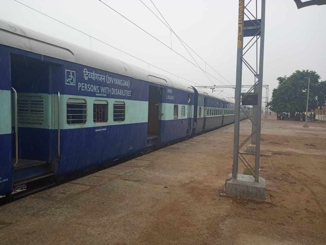 Fracture in track near Usargaon on Jhansi-Kanpur track