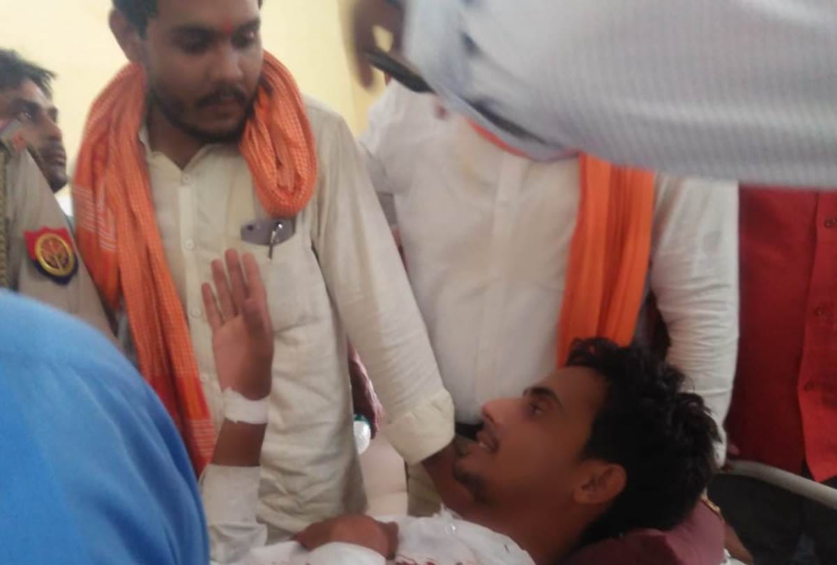 goons shoot youth in leg and loot lakhs of rupees in gonda