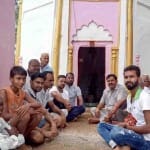 स्वतंत्रता दिवस की पूर्व संध्या पर बीघापुर के पनईबुजर्ग गांव में भंवरेश्वर महादेव मंदिर में बैठक करते पूर्व सैनिक