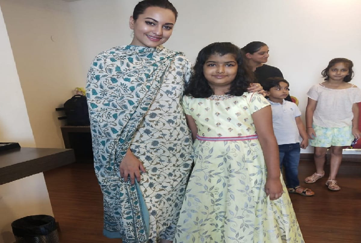 Actress Sonakshi Sinha reaches Moradabad for Record statement over Fraud case