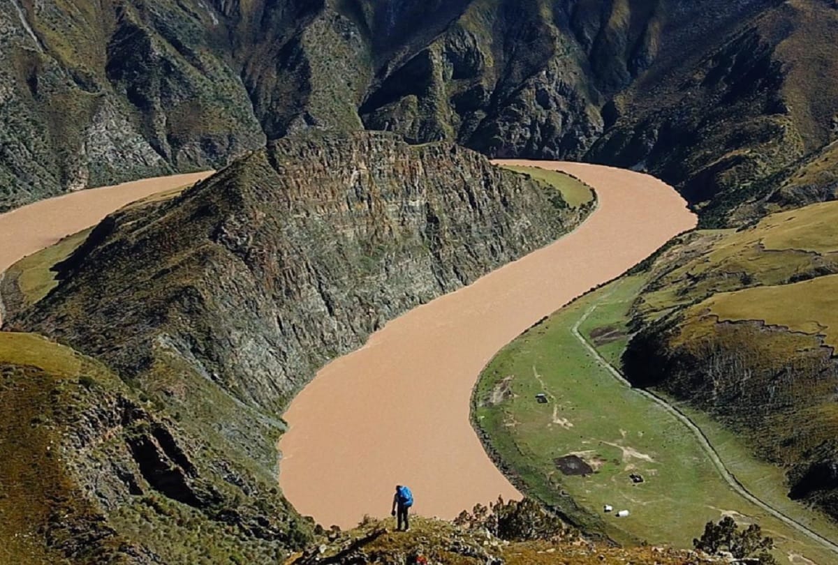 British adventurer ash dykes is first person to complete 4000 mile Yangtze River trek
