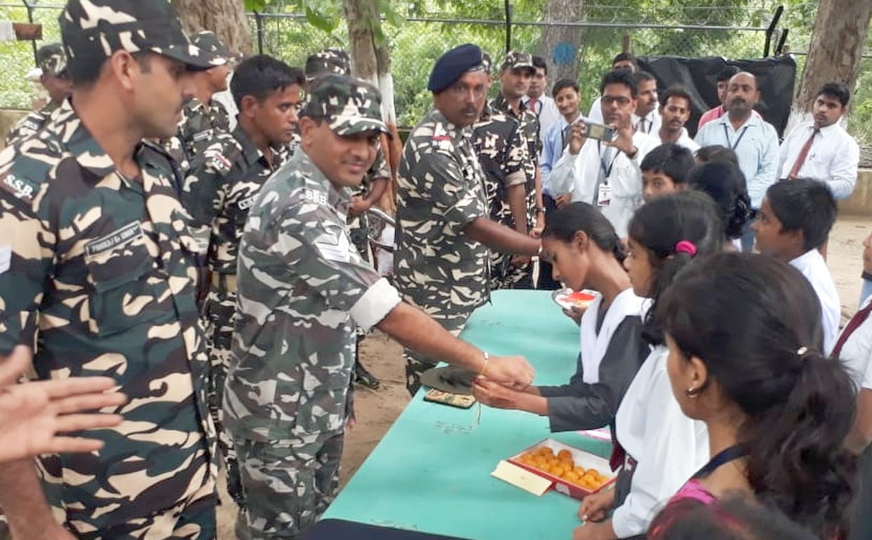 Daughters tied Rakhi to SSB jawans