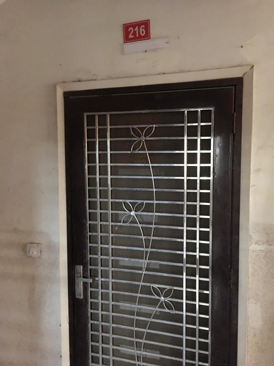 Maneger hang from fan wife cutted hand vans