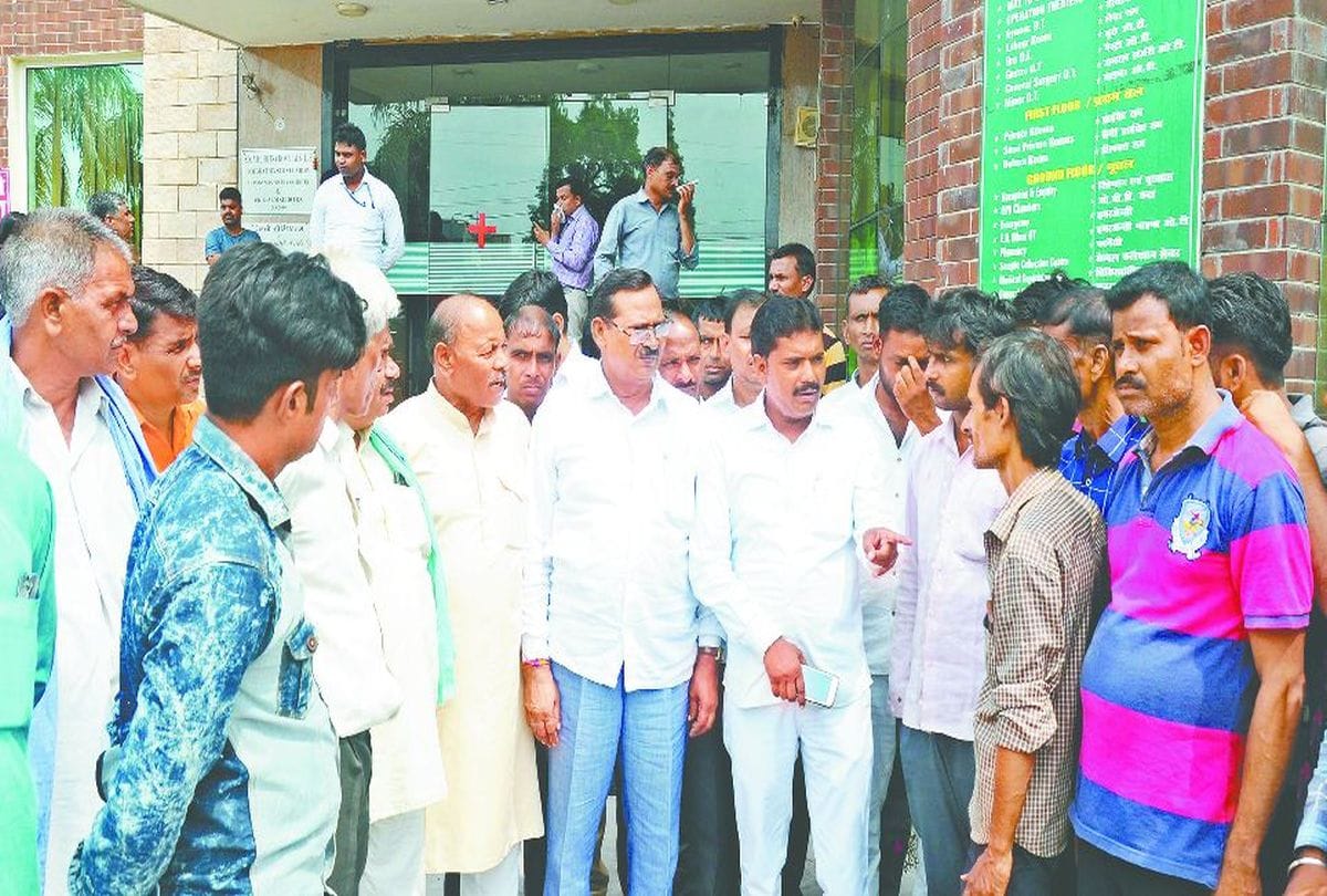 zila panchayat member death after road accident in agra