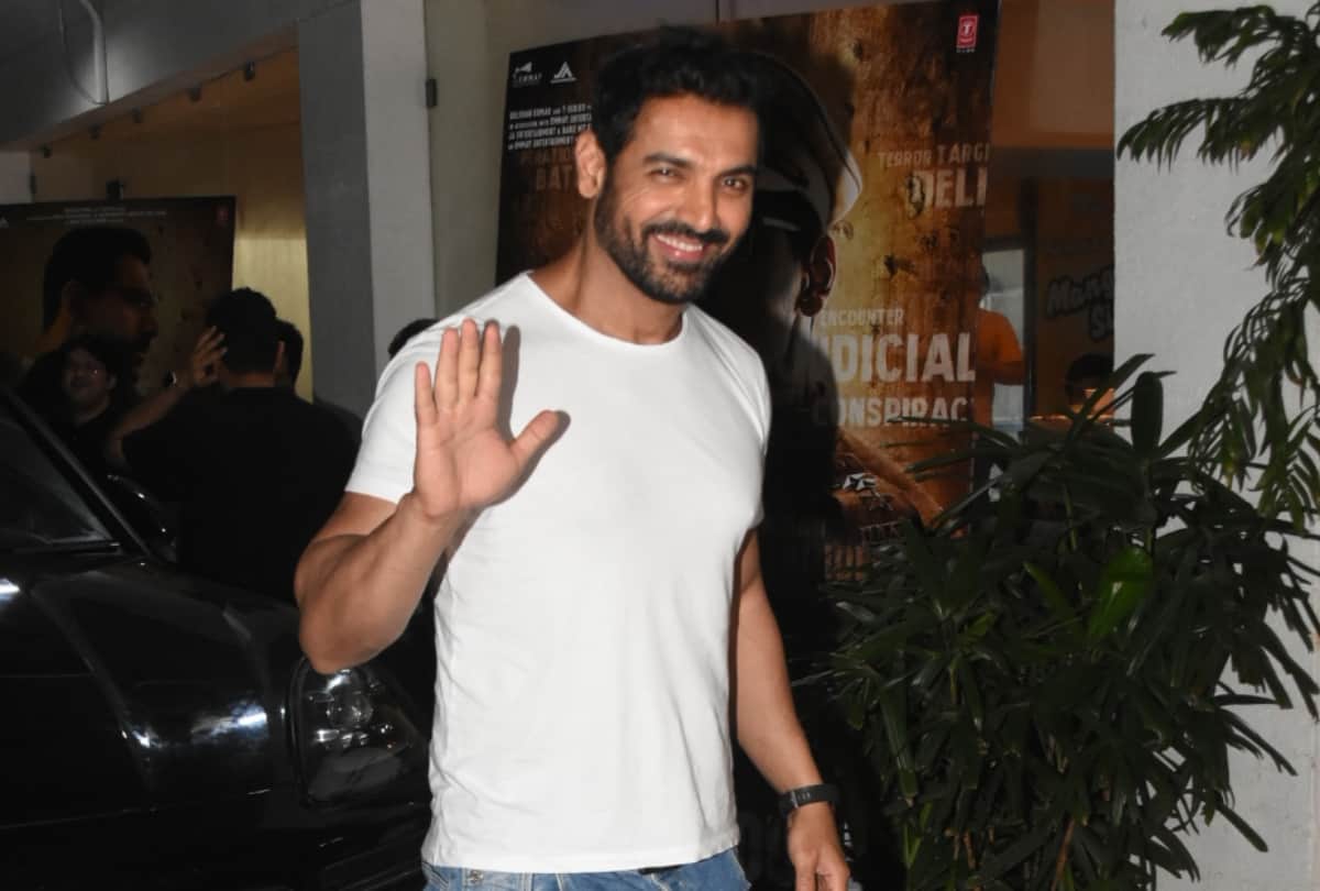 a girl from her boarding school fasted for John Abraham