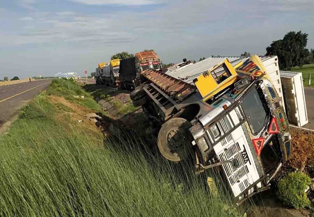 accident on agra lucknow expressway, two people injured