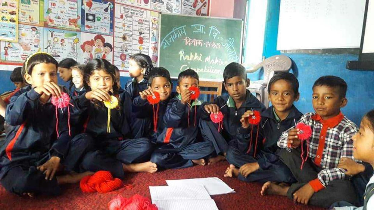 Siter Ties Rakhi to DM