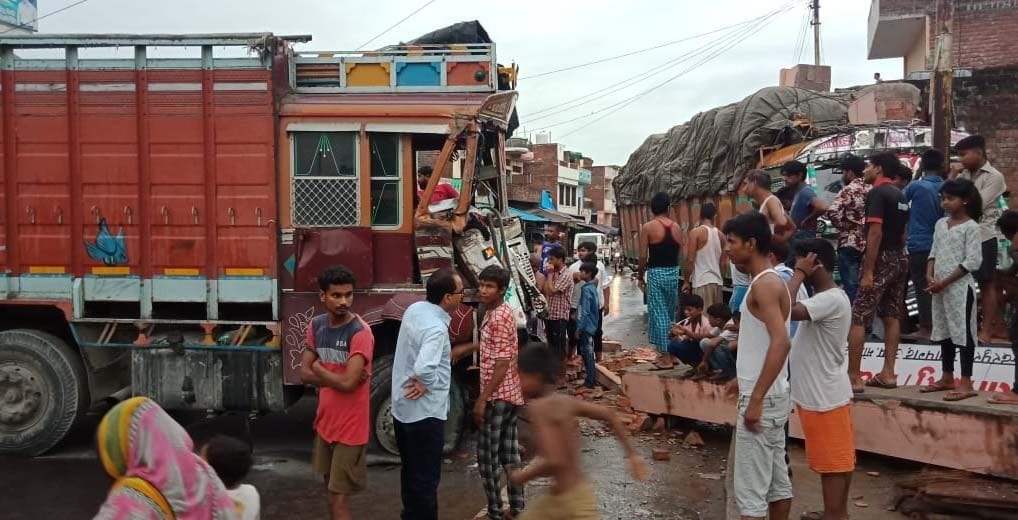 Truck collided face to face on highway, gruesome jam