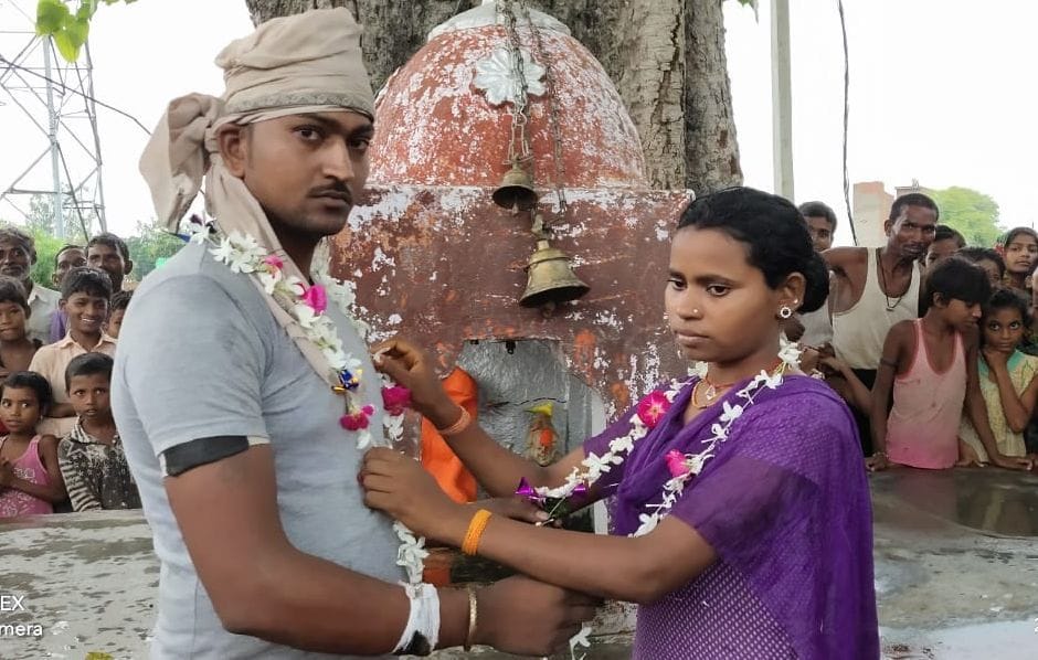 Lover-girlfriend married in police post